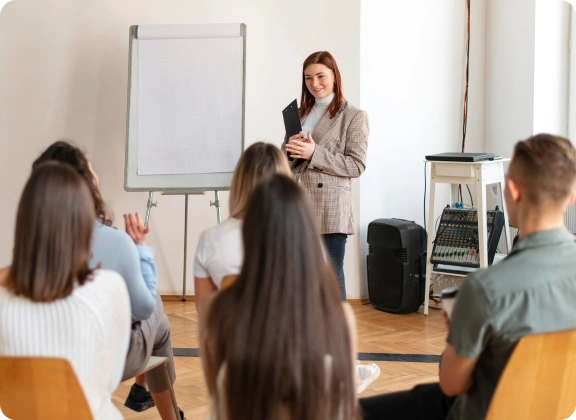 Docent geeft een training aan een groep deelnemers in een lichte ruimte