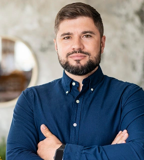 Professioneel portret van Dr. Marcus Chen, prestatiepsycholoog en sportpsycholoog bij The Brain Game